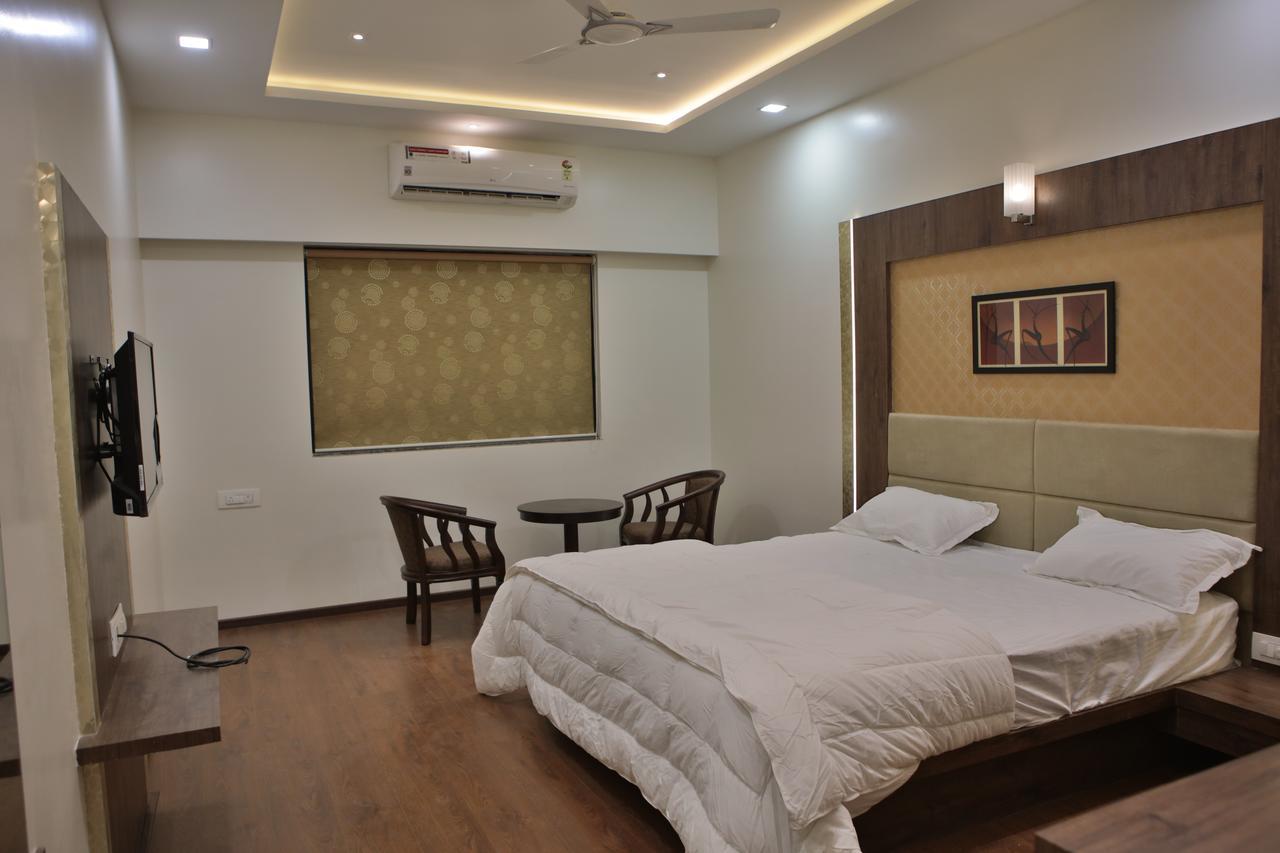 Jālgaon Hotel K P Pride מראה חיצוני תמונה