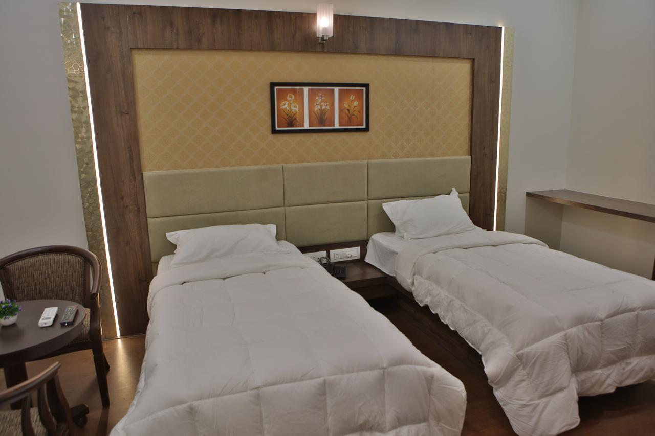 Jālgaon Hotel K P Pride מראה חיצוני תמונה